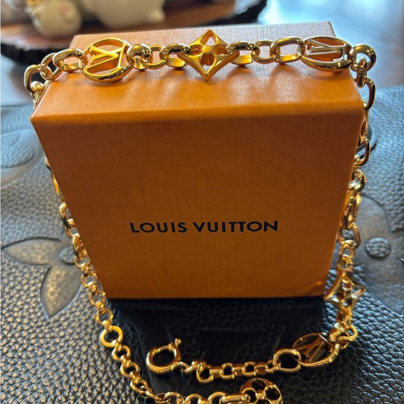 Beautiful LOUIS VUITTON Collier Crazy in lock M00371 Gold Necklace - Picture 2 of 15